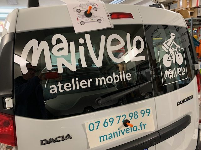 Logotage arrière sur le Dokker MANIVELO